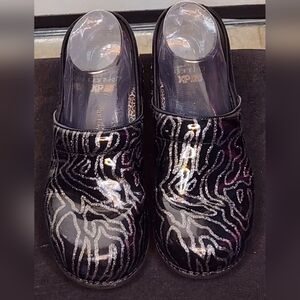 Dansko Glitter Waves Black and Silver Patterned Clogs Size 38/ US 8